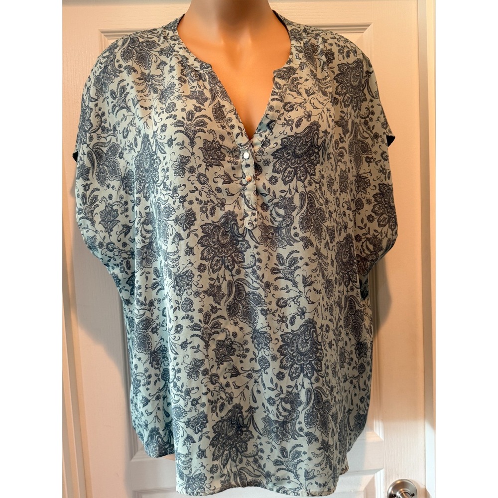 Torrid Size 4X Blue Floral short sleeve tunic with 1/4 snap button V Neck